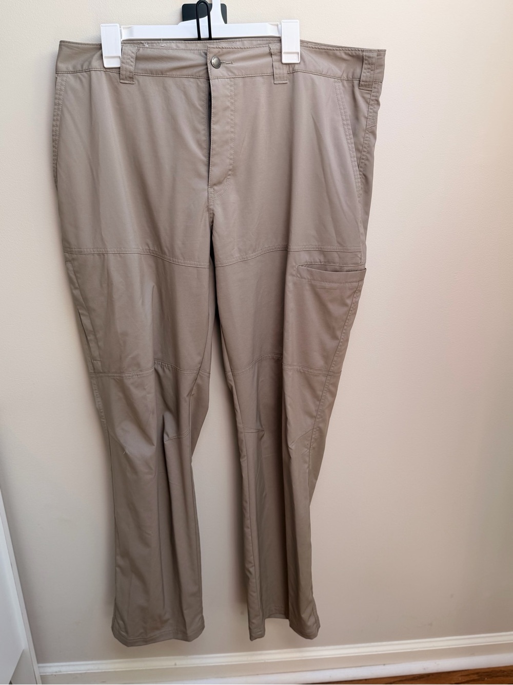 Columbia Men's Tan Cargo Pants 42W 32L Omni-Shade Sun Protection in Regular Fit
